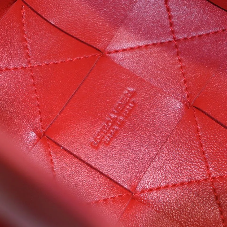 Large red 🔻Bottega veneta* new woven small bucket bag latest series # The square bag shape is matched with classic woven elements, drawstring design, minimalism, and has a very large capacity. Every color is beautiful, it is simple but has a cool style, both men and women can control it, and the upper body is fashionable and classy! Style number: 6612# Large size: 19x14x13cm